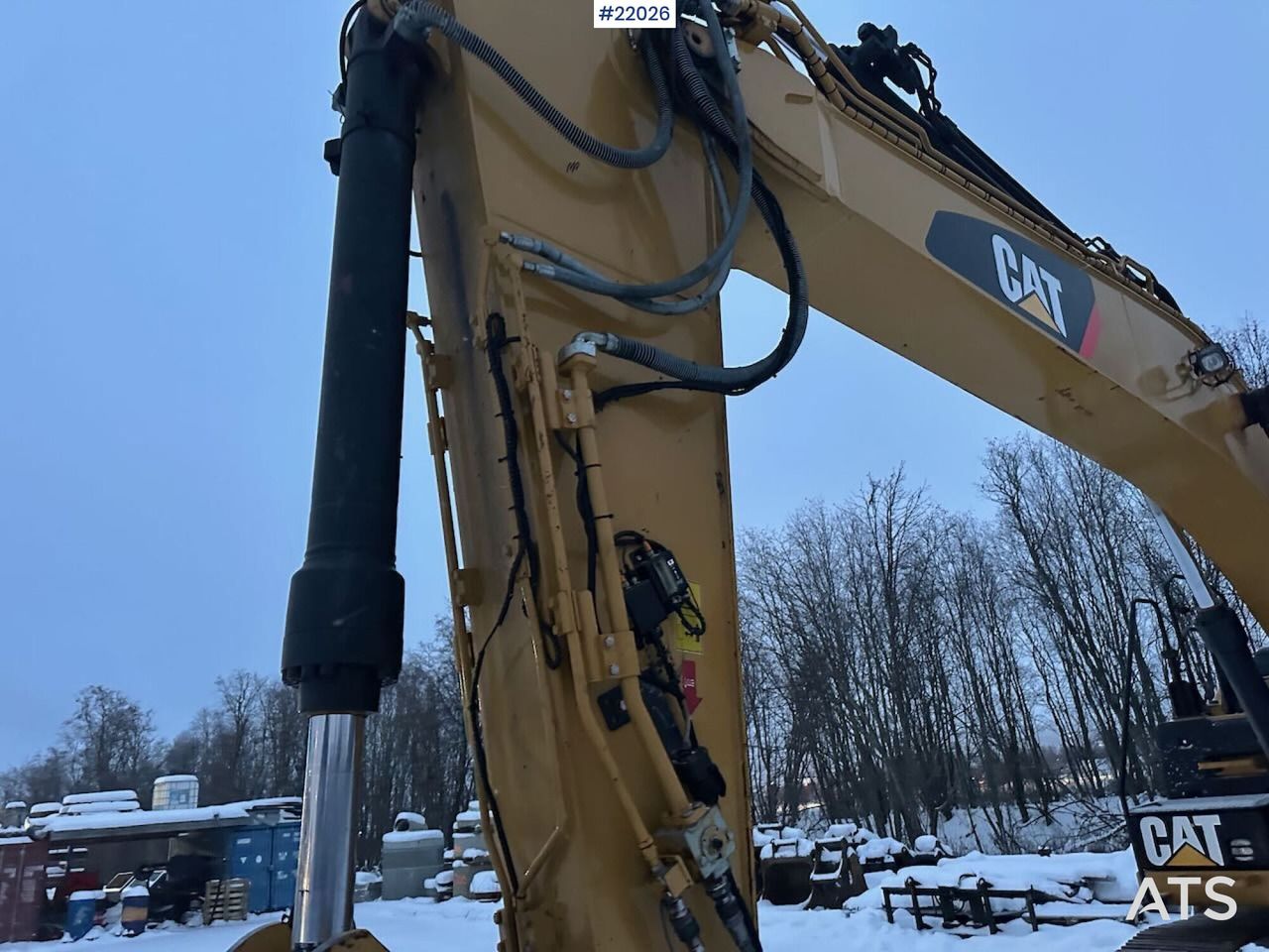 2012 Caterpillar 324E crawler excavator boom and hydraulic cylinder detail