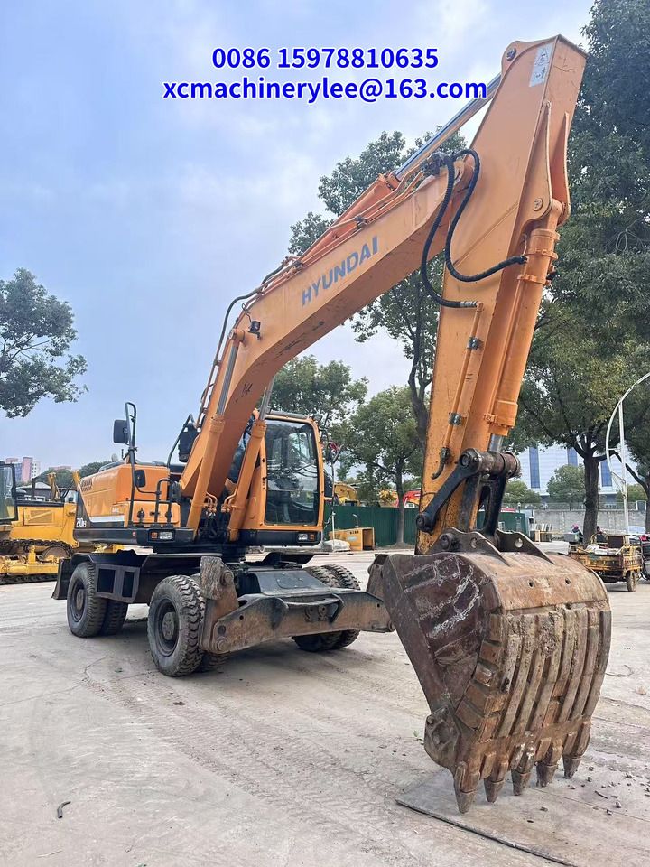 2022 Hyundai R210W-9 wheel excavator, front three-quarter view 2022 Hyundai R210W-9 wheel excavator, front three-quarter view