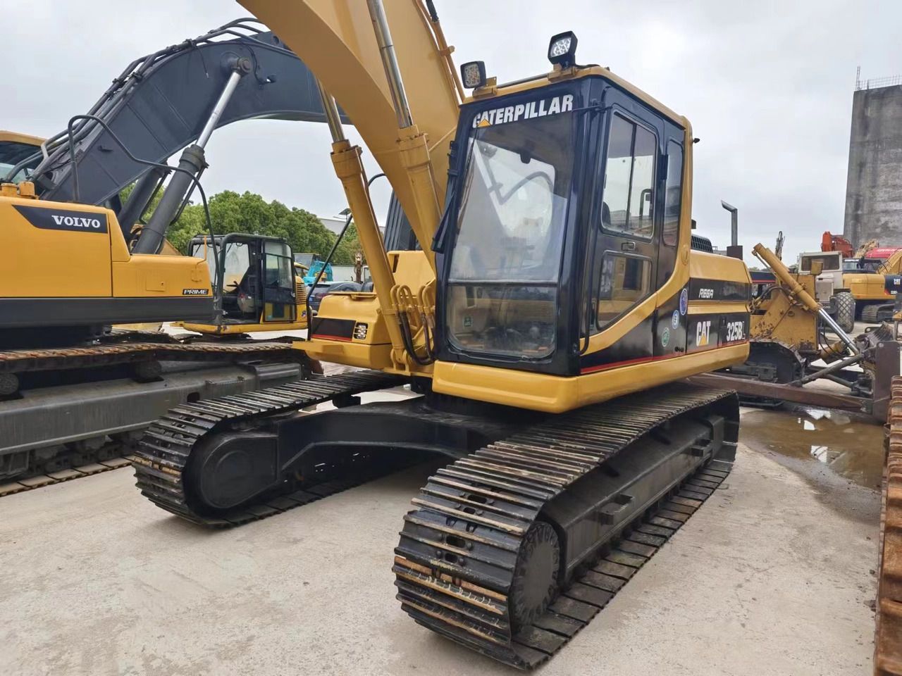 2018 Caterpillar 325BL crawler excavator, front three-quarter view 2018 Caterpillar 325BL crawler excavator, front three-quarter view
