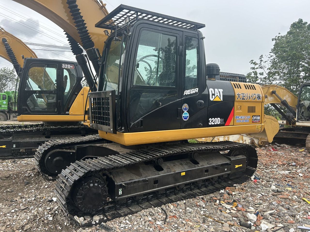 Escavatore cingolato Caterpillar 320D2L del 2023, vista laterale