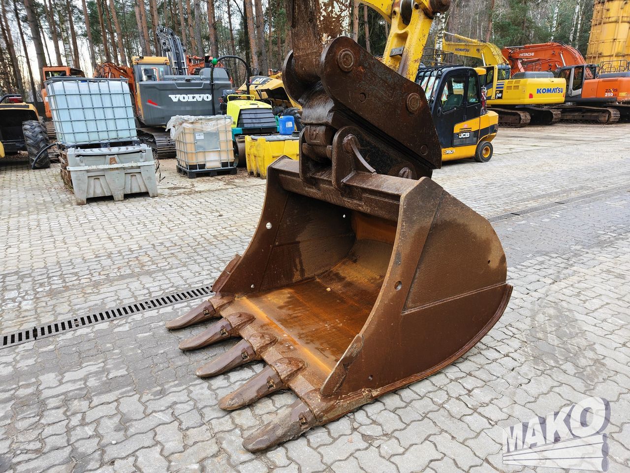 2015 Komatsu PC290LC-10 excavator bucket close-up 2015 Komatsu PC290LC-10 excavator bucket close-up