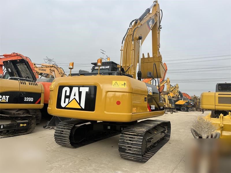 Koparka gąsienicowa 2010 Caterpillar 320D, widok z tyłu pod kątem Koparka gąsienicowa 2010 Caterpillar 320D, widok z tyłu pod kątem