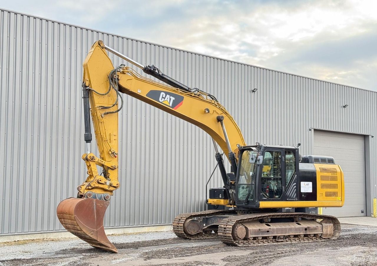 2015 Caterpillar 324ELN crawler excavator, side view
