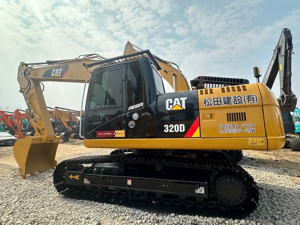 2024 Caterpillar 320D paletli ekskavatör yandan görünüm