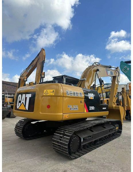 Escavatore cingolato Caterpillar 320D2 del 2023, vista posteriore a tre quarti Escavatore cingolato Caterpillar 320D2 del 2023, vista posteriore a tre quarti