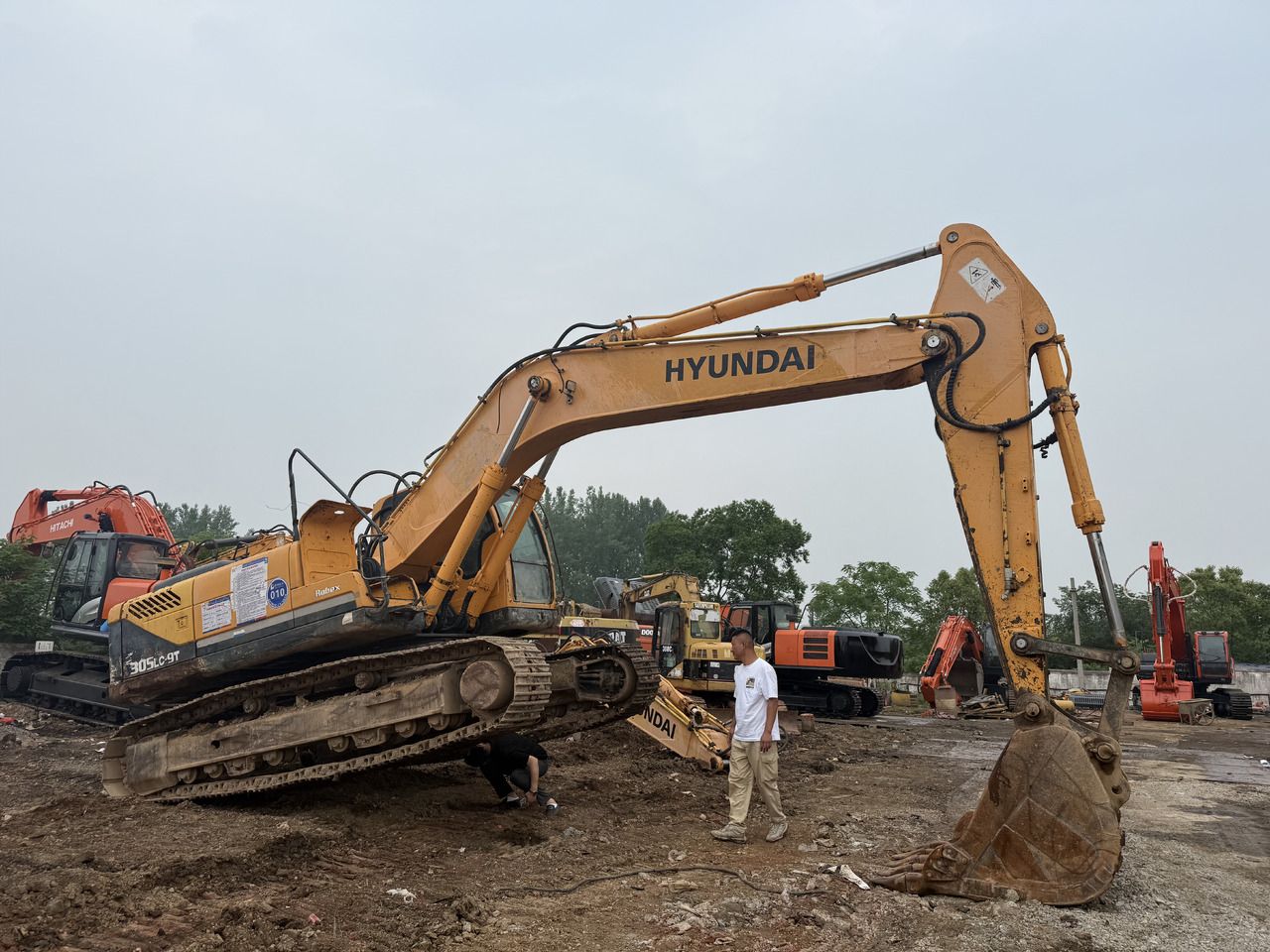 2020 Hyundai 305LC-9T crawler excavator side view