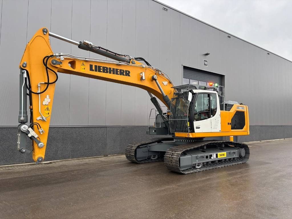 2024 Liebherr R930 LC crawler excavator side view