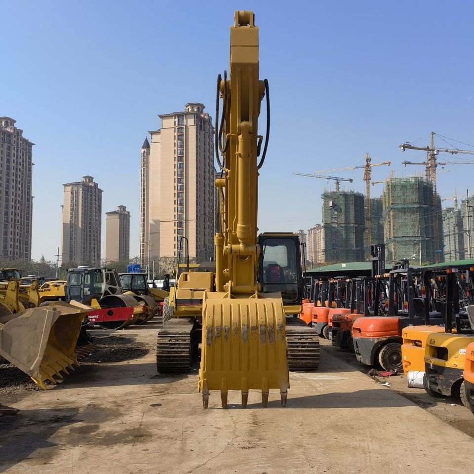 2022 Caterpillar 325BL crawler excavator, front view 2022 Caterpillar 325BL crawler excavator, front view