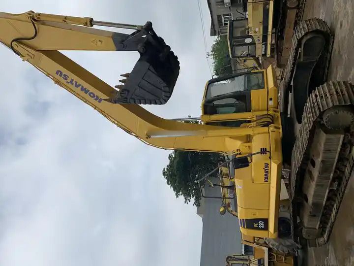 Kraanmachine Komatsu PC220-8 rupsgraafmachine zijaanzicht 2014 Kraanmachine Komatsu PC220-8 rupsgraafmachine zijaanzicht 2014