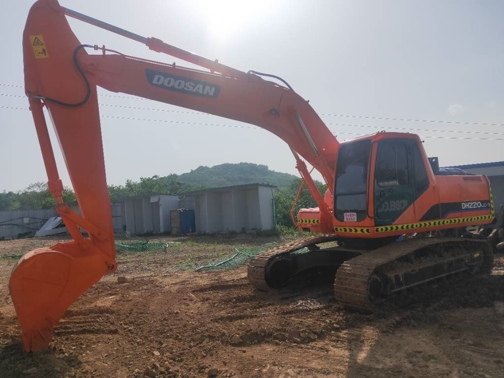 2022 Doosan DH220LC-7 crawler excavator, side profile view 2022 Doosan DH220LC-7 crawler excavator, side profile view