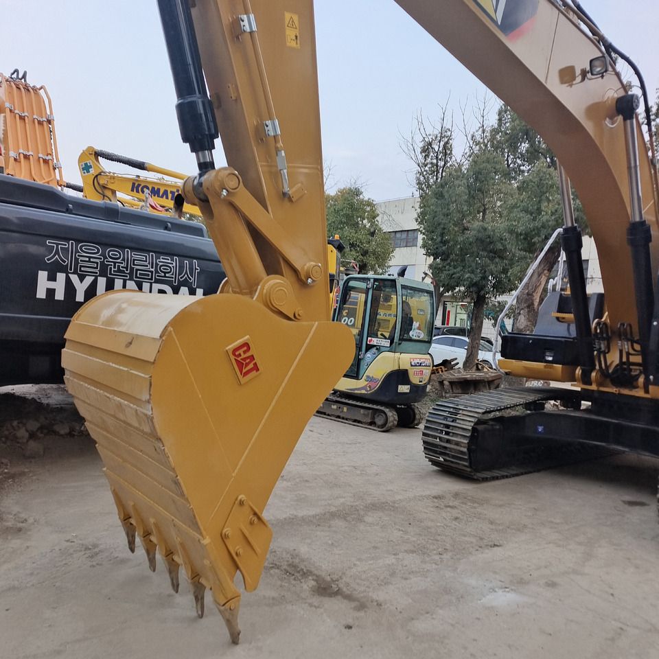 2024 Caterpillar 330D2L crawler excavator bucket view 2024 Caterpillar 330D2L crawler excavator bucket view