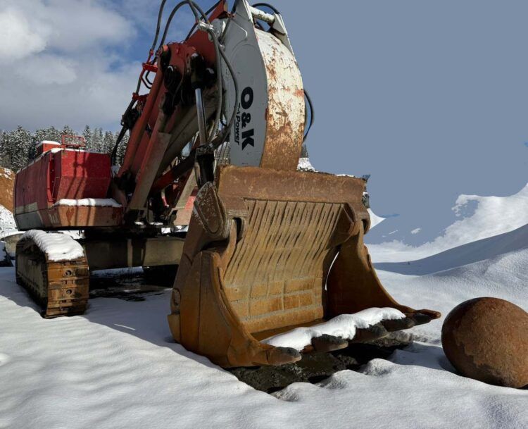 1997 O&K RH30 E shovel excavator front view 1997 O&K RH30 E shovel excavator front view