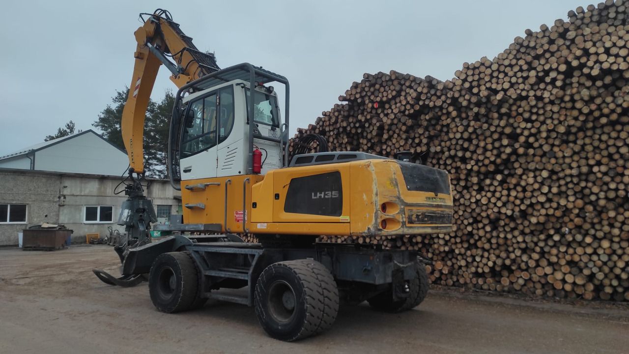 2015 Liebherr LH35 M material handler, rear three-quarter view 2015 Liebherr LH35 M material handler, rear three-quarter view
