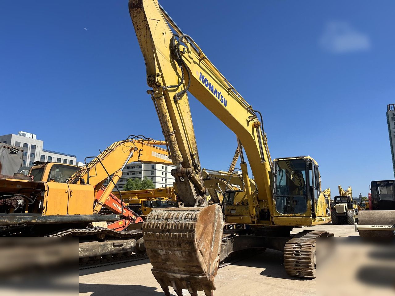 2018 Komatsu PC220-7 crawler excavator front view 2018 Komatsu PC220-7 crawler excavator front view