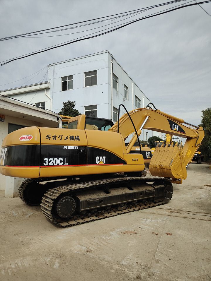Caterpillar 320CL crawler excavator, rear three-quarter view