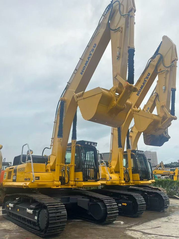 2019 Komatsu PC450-8 crawler excavator, side view 2019 Komatsu PC450-8 crawler excavator, side view