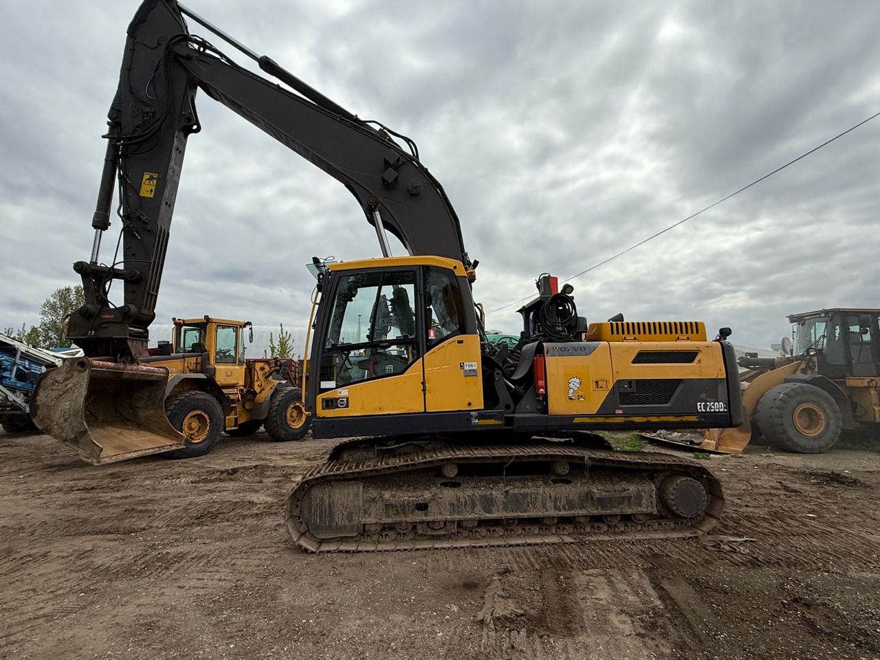 2014 Volvo EC250D crawler excavator side view 2014 Volvo EC250D crawler excavator side view