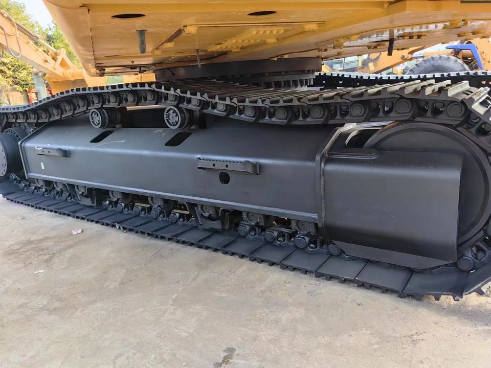 Excavadora de orugas Caterpillar 320D2, vista del tren de rodaje