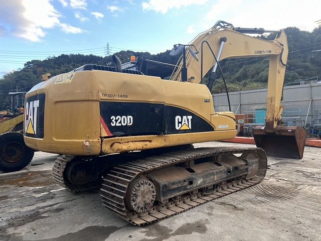 Escavatore cingolato Caterpillar 320D del 2012, vista posteriore tre quarti Escavatore cingolato Caterpillar 320D del 2012, vista posteriore tre quarti