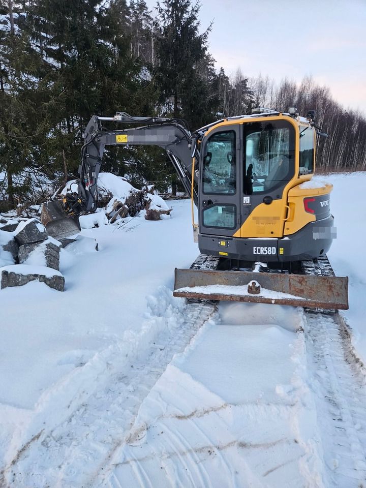 2018 Volvo ECR58D mini excavator front view
