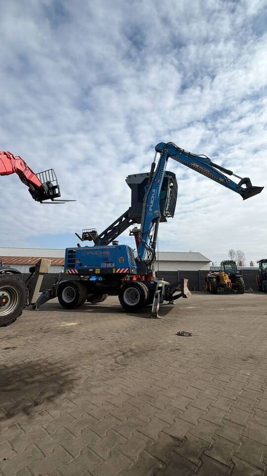 2019 Fuchs MHL 310 wheel excavator side view