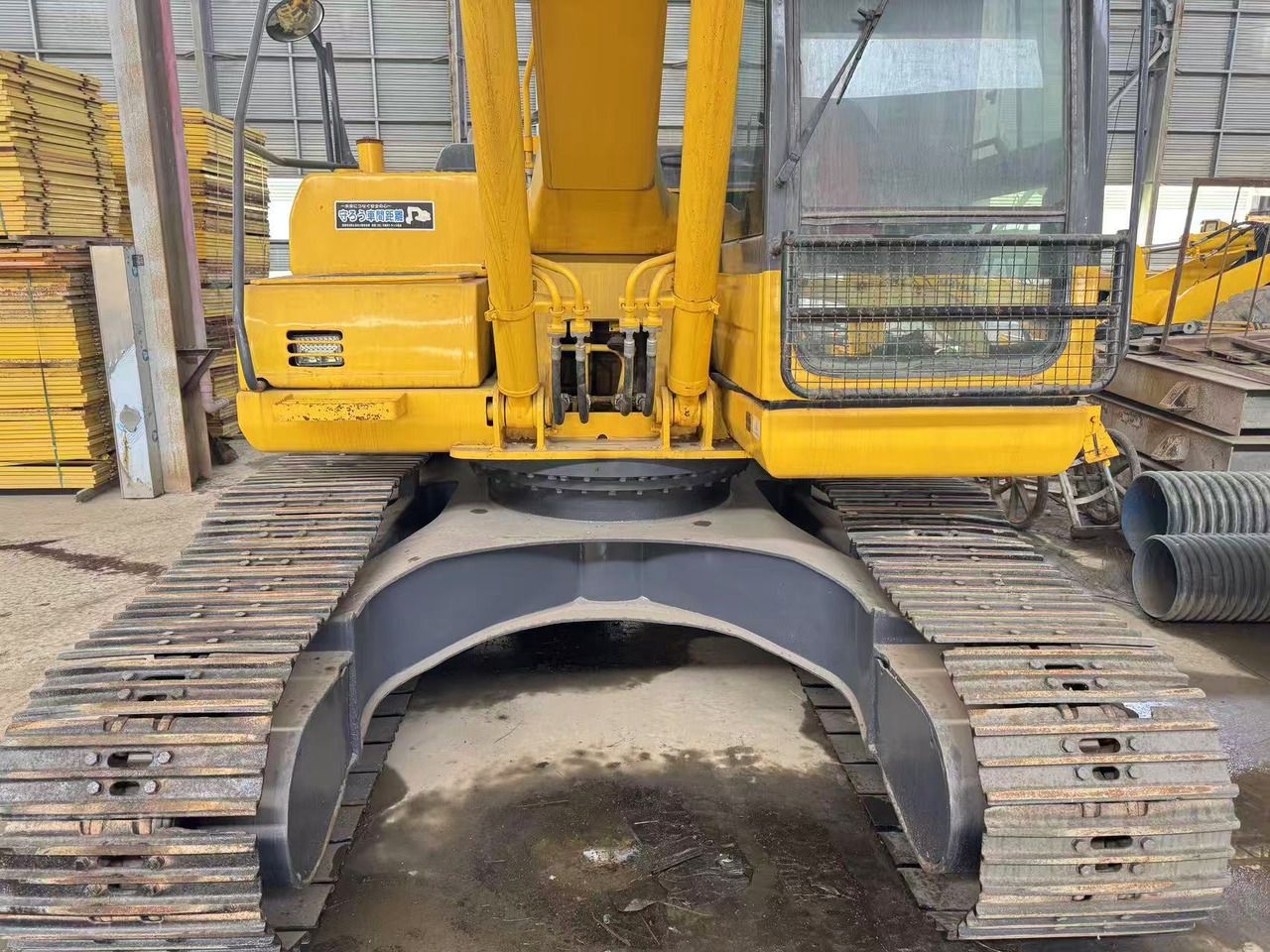 2018 Komatsu PC200-8 koparka gąsienicowa, widok z przodu na podwozie i kabinę
