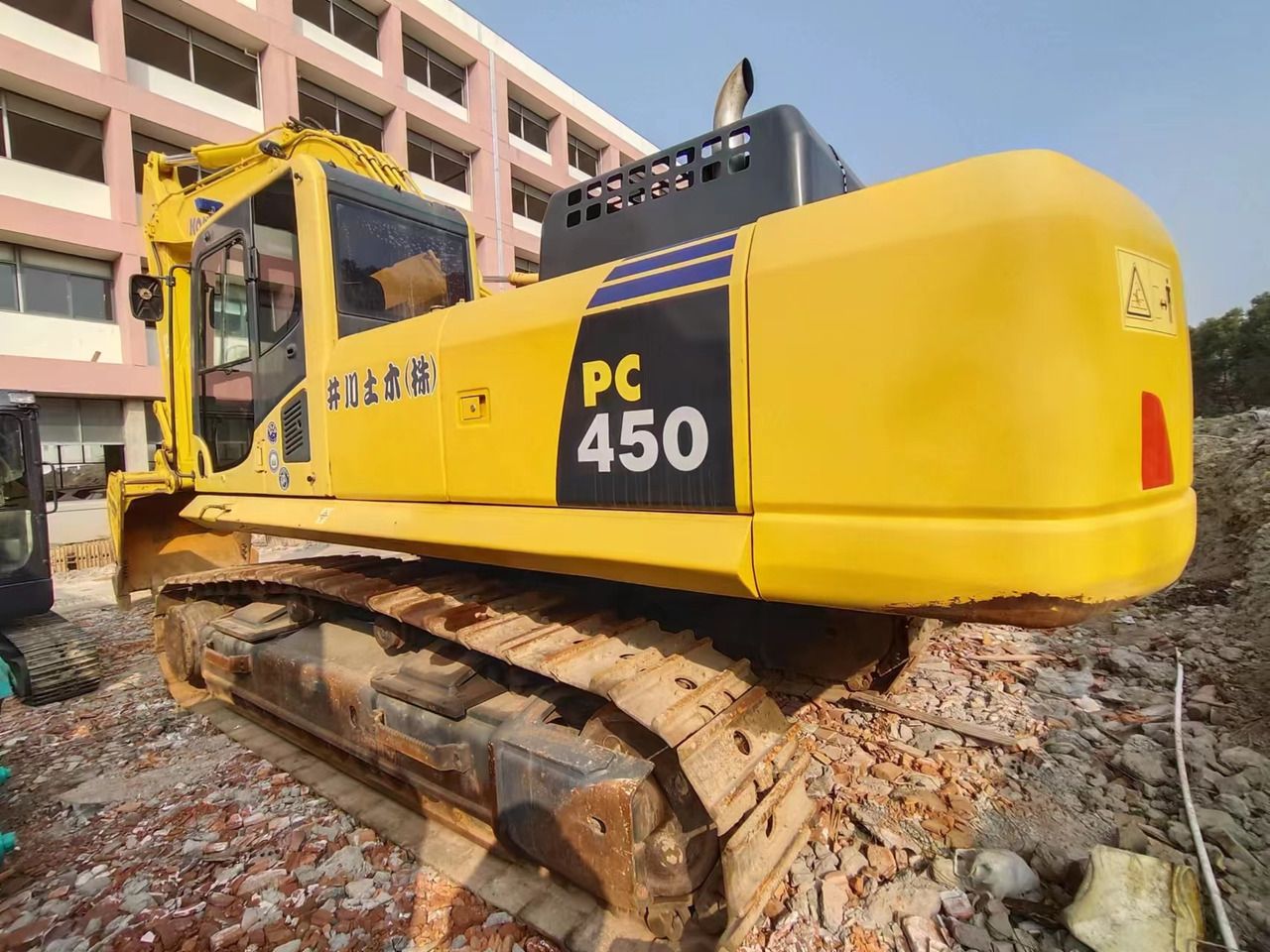 2020 Komatsu PC450-8 crawler excavator rear three-quarter view