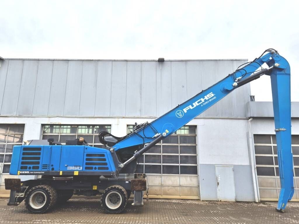 2020 Fuchs MHL360 F material handler, side profile view 2020 Fuchs MHL360 F material handler, side profile view