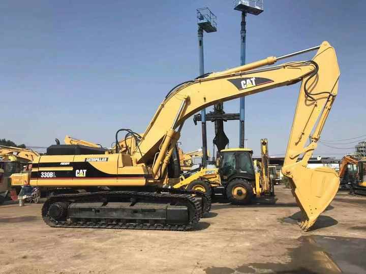 Caterpillar 330BL crawler excavator, side view Caterpillar 330BL crawler excavator, side view