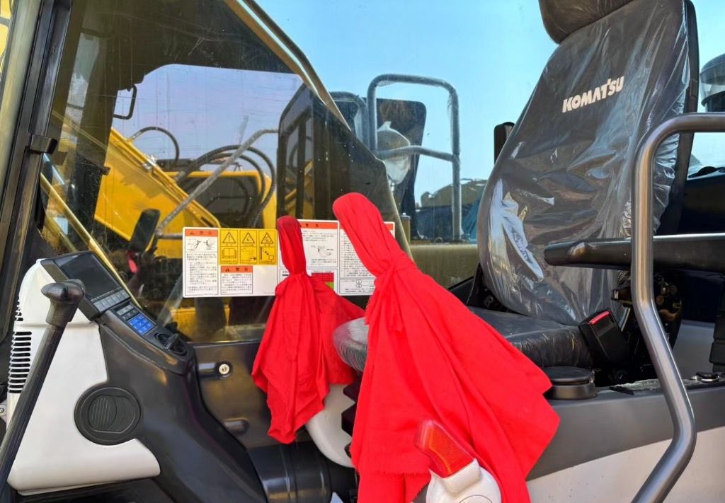 2022 Komatsu PC210LC-8 crawler excavator interior view