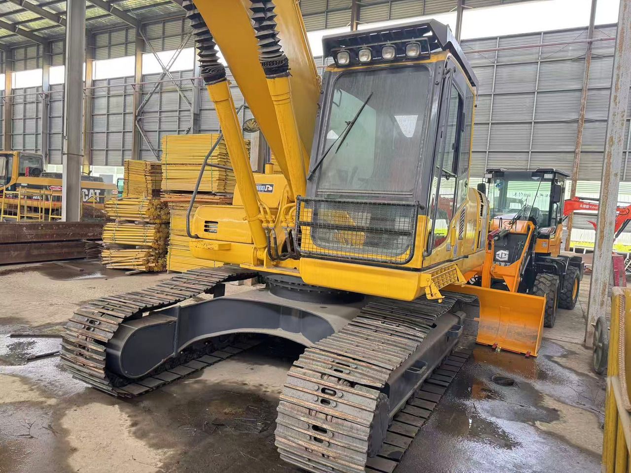 Escavatore cingolato Komatsu PC200-8 del 2018, vista anteriore tre quarti Escavatore cingolato Komatsu PC200-8 del 2018, vista anteriore tre quarti