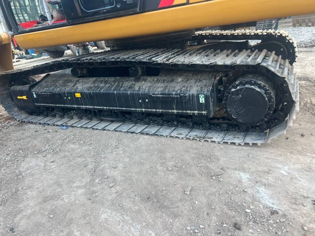 2024 Caterpillar 324D crawler excavator side view of tracks 2024 Caterpillar 324D crawler excavator side view of tracks