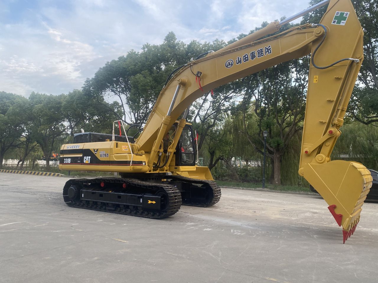 2016 Caterpillar 330B crawler excavator, side profile view 2016 Caterpillar 330B crawler excavator, side profile view