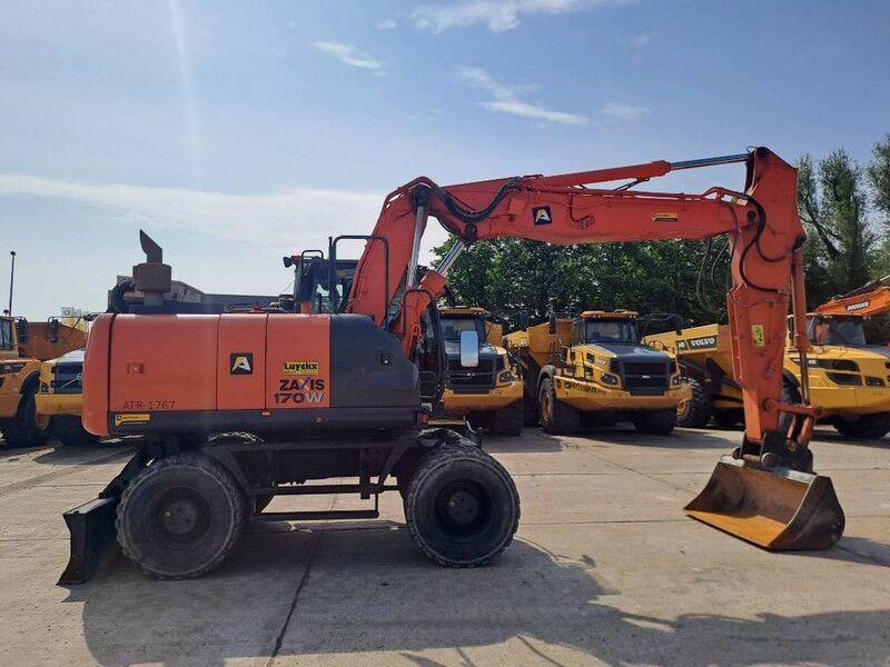 2016 Hitachi Zaxis 170W wheel excavator, side view 2016 Hitachi Zaxis 170W wheel excavator, side view