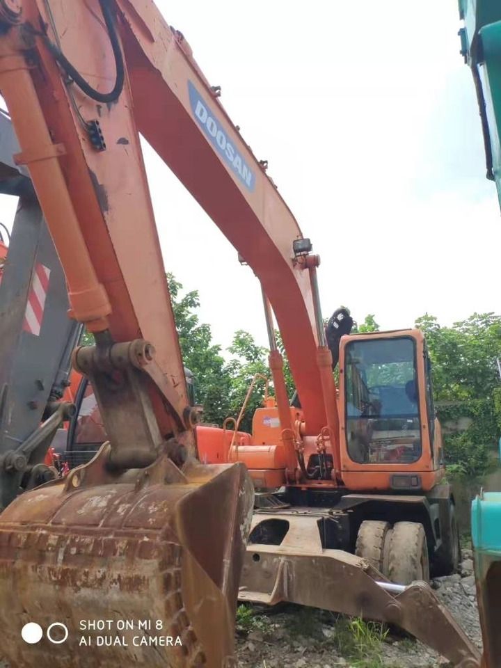 2021 Doosan DH210W-7 wheel excavator, front three-quarter view 2021 Doosan DH210W-7 wheel excavator, front three-quarter view