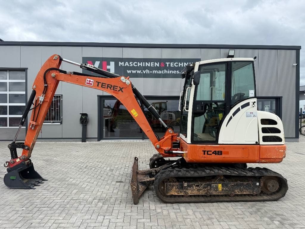 2016 Terex TC48 mini excavator, side profile view 2016 Terex TC48 mini excavator, side profile view
