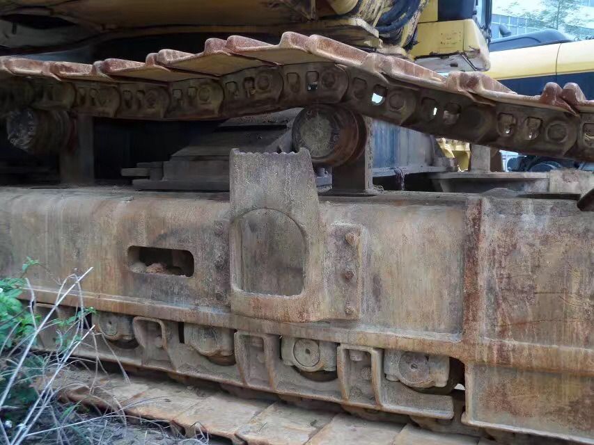 2011 Caterpillar 345BL crawler excavator undercarriage detail 2011 Caterpillar 345BL crawler excavator undercarriage detail