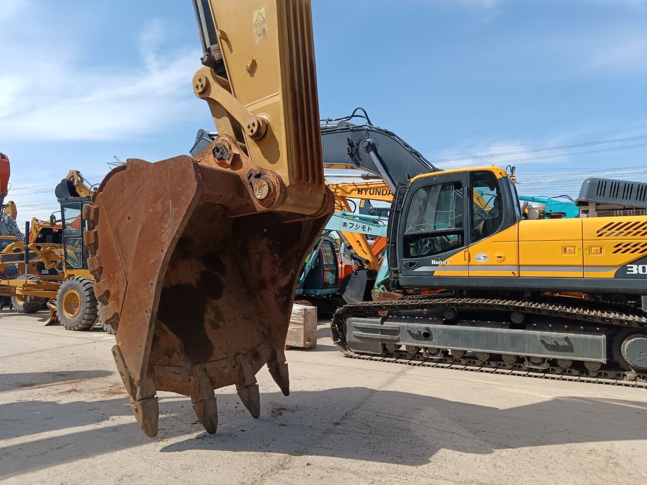 2023 Caterpillar 374F crawler excavator bucket close-up 2023 Caterpillar 374F crawler excavator bucket close-up