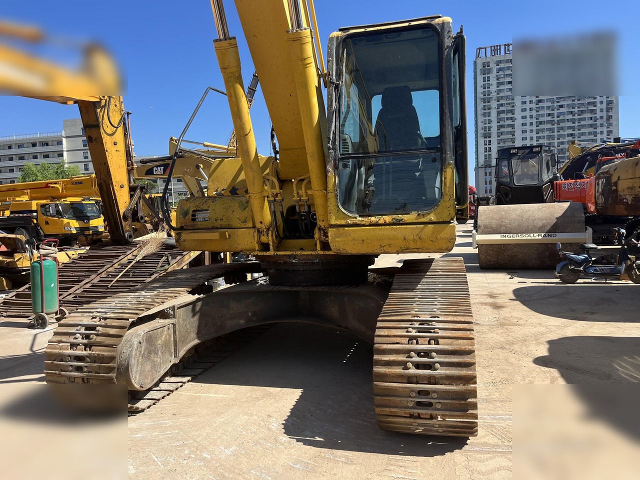 2018 Komatsu PC220-7 crawler excavator, front view 2018 Komatsu PC220-7 crawler excavator, front view