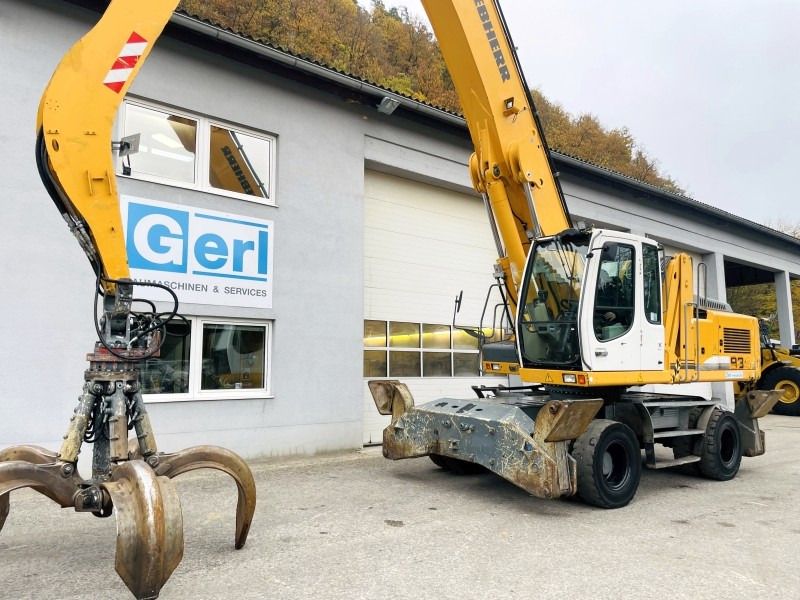 2011 Liebherr A934C material handler, side view with grapple 2011 Liebherr A934C material handler, side view with grapple