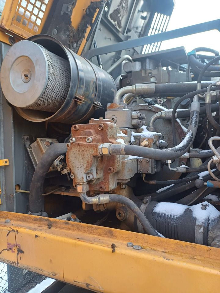 2003 Liebherr A924B wheel excavator engine compartment detail