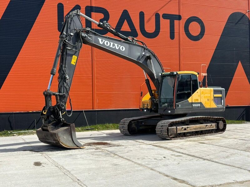 2018 Volvo EC220EL crawler excavator side view 2018 Volvo EC220EL crawler excavator side view