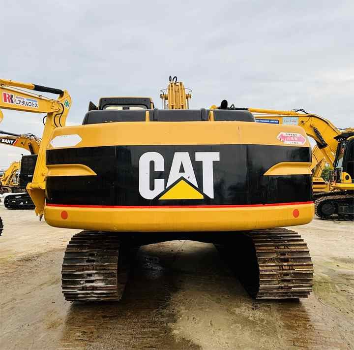2015 Caterpillar 320B crawler excavator, rear view 2015 Caterpillar 320B crawler excavator, rear view