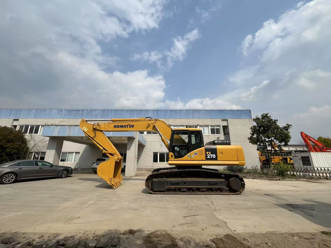 2023 Komatsu PC270-8 crawler excavator, side view 2023 Komatsu PC270-8 crawler excavator, side view