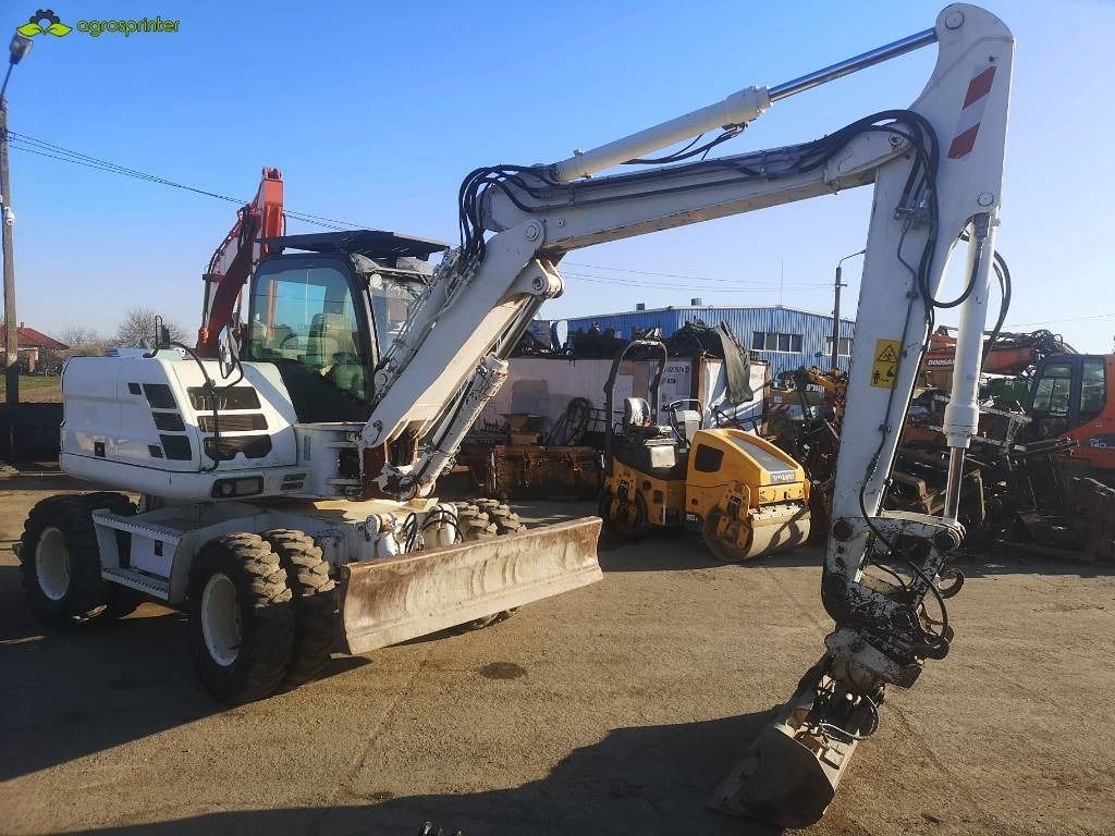2012 CASE WX125 wheel excavator, side view 2012 CASE WX125 wheel excavator, side view