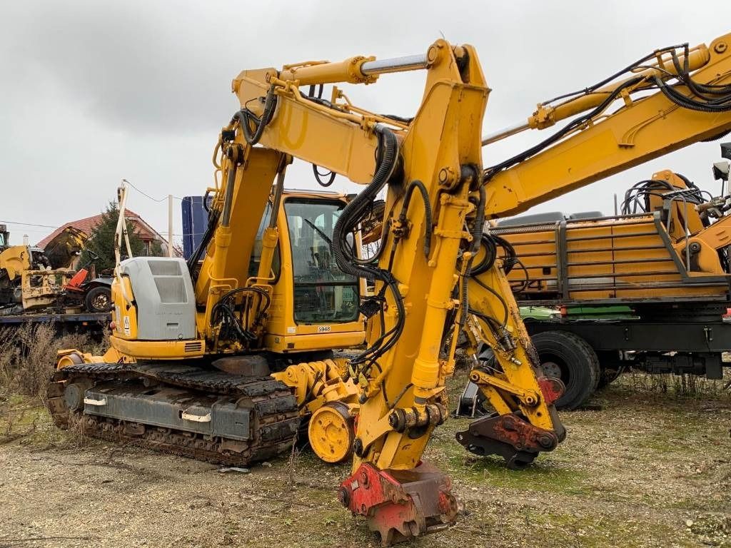 2006 New Holland E135SR-1ES crawler excavator, front three-quarter view 2006 New Holland E135SR-1ES crawler excavator, front three-quarter view
