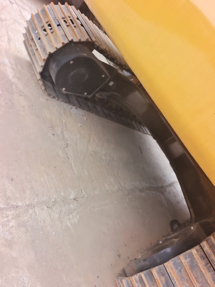 2023 Caterpillar 330GC crawler excavator track assembly view 2023 Caterpillar 330GC crawler excavator track assembly view