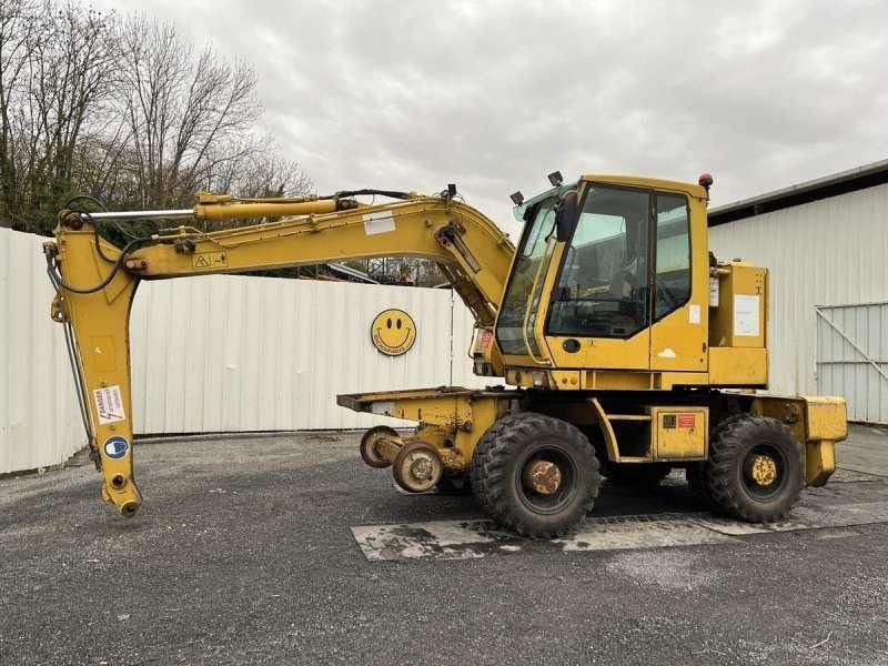 1997 CASE 788-PRR wheel excavator, side profile view