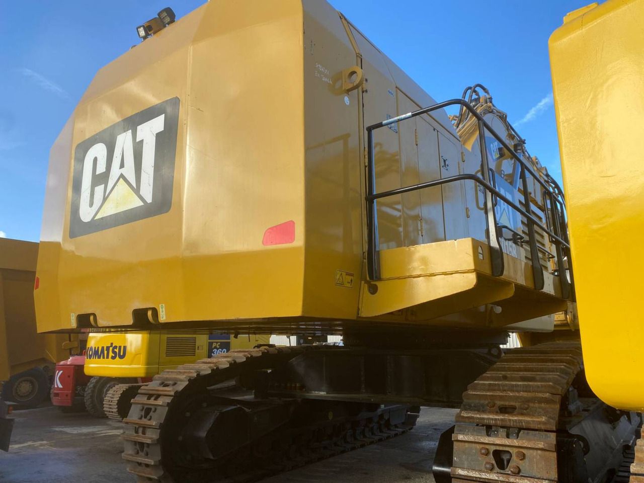 2019 Caterpillar 6015B crawler excavator rear three-quarter view 2019 Caterpillar 6015B crawler excavator rear three-quarter view