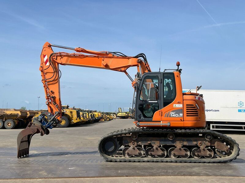 2015 Doosan DX140LCR crawler excavator, side view 2015 Doosan DX140LCR crawler excavator, side view